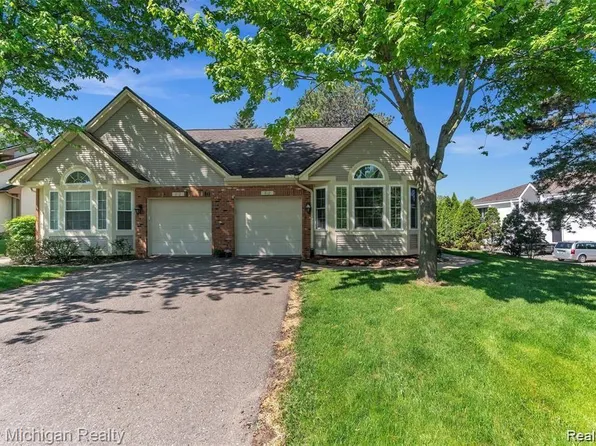 810 Whisperwood Trl, Fenton, MI 48430