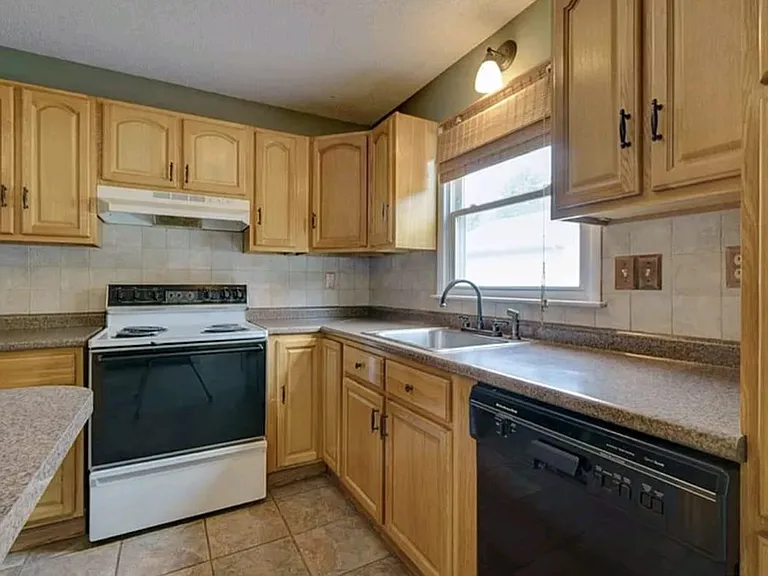 114 Oakdale St — Photo 6