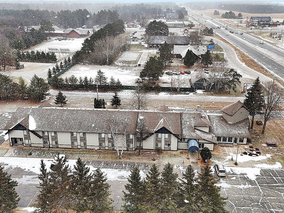 Conveniently located property off Hwy 371 in Nisswa offering long-term rental options. Features spacious units, ample parking, and close access to shopping, dining, and Gull Lake area attractions.