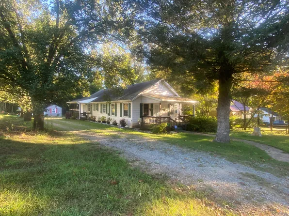 944 W 2nd St, Chase City, VA 23924