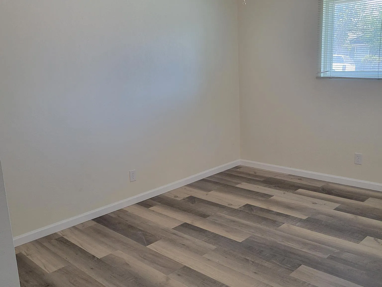 3 bed, 1.5 bath, 1190 sqft, $2,000 — Photo 2