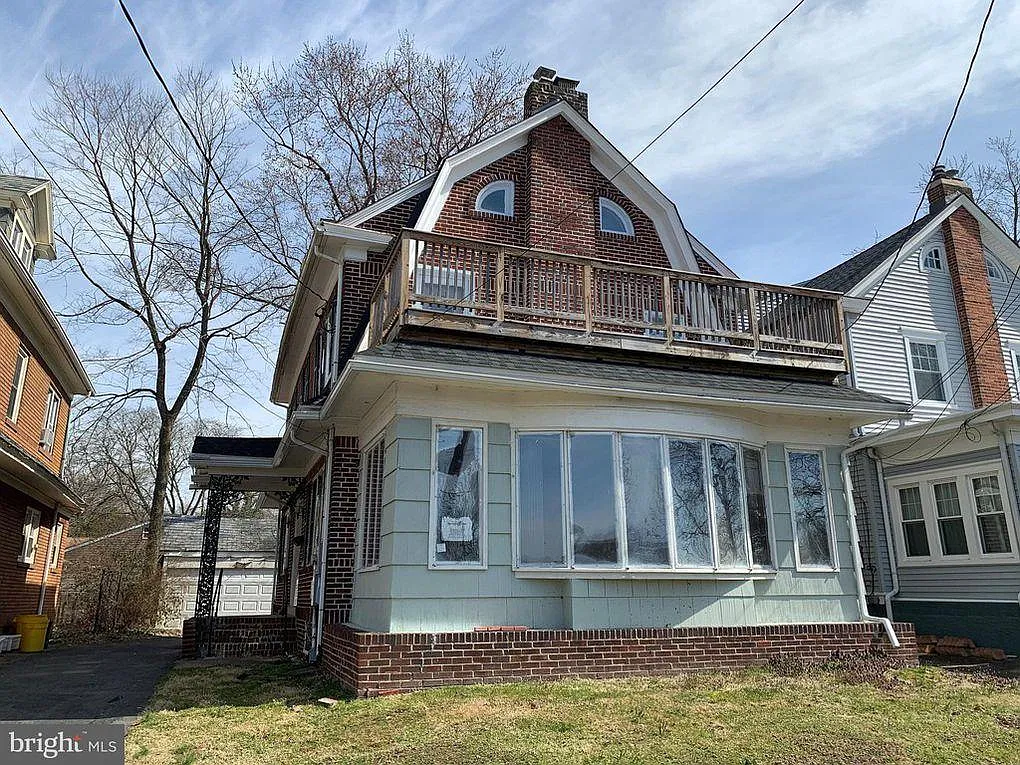 1822 Riverside Dr — Photo 1