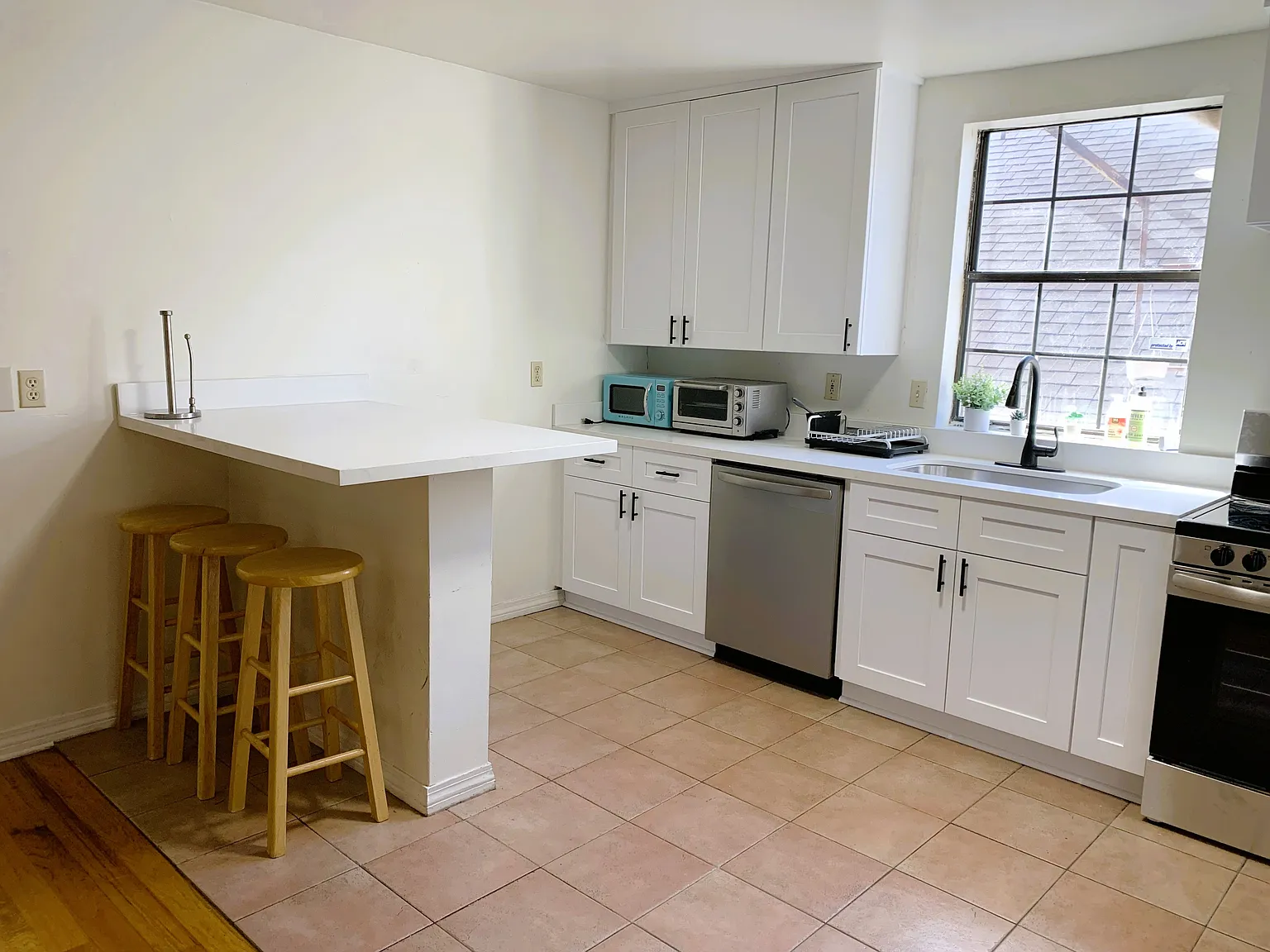 3 bed, $2,100 — Photo 2