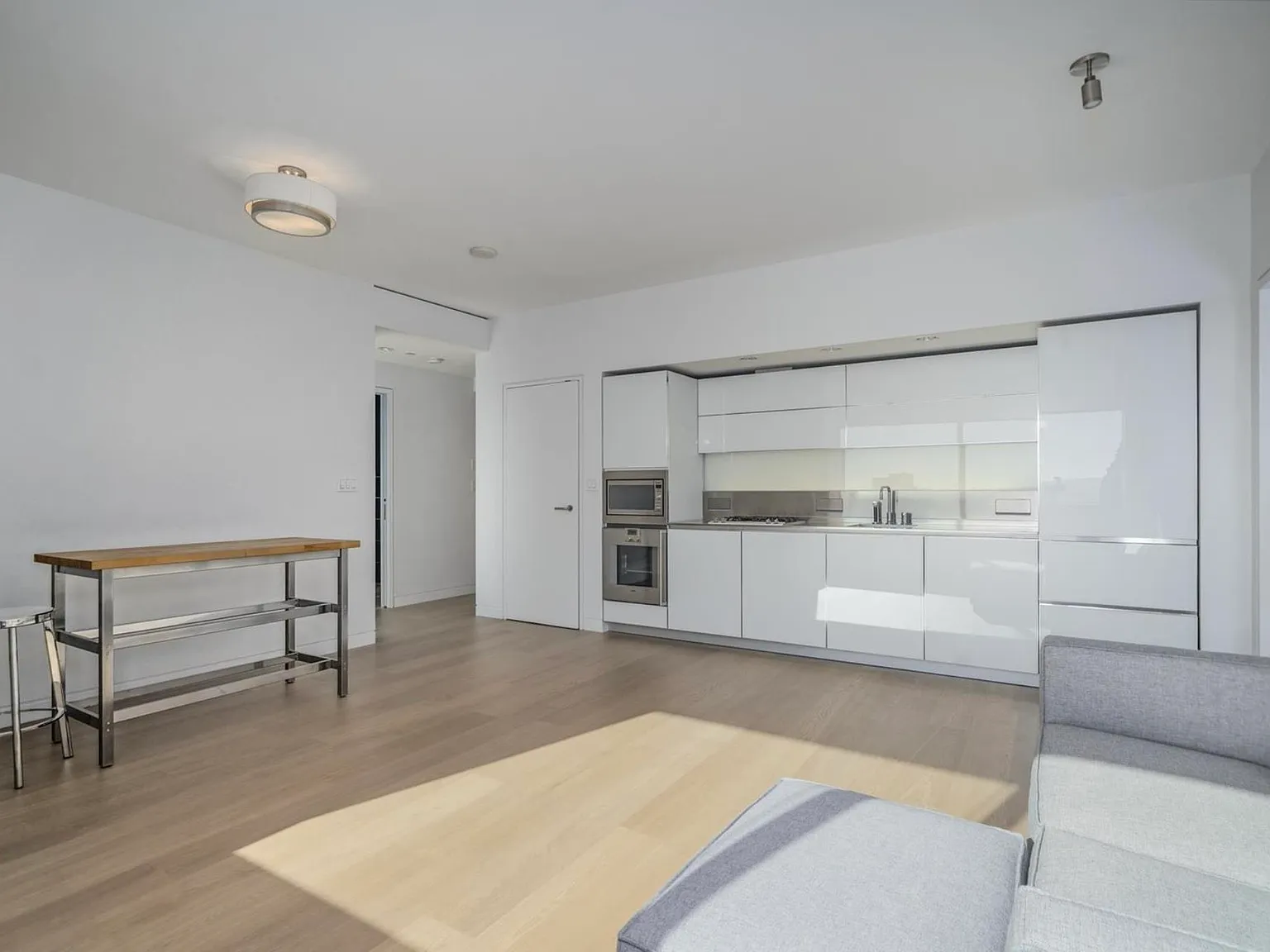 2 bed, 917 sqft, $4,500 — Photo 2