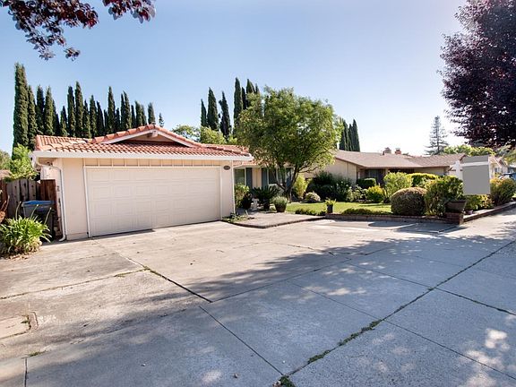 2nd image of 874 Hellyer Ave
