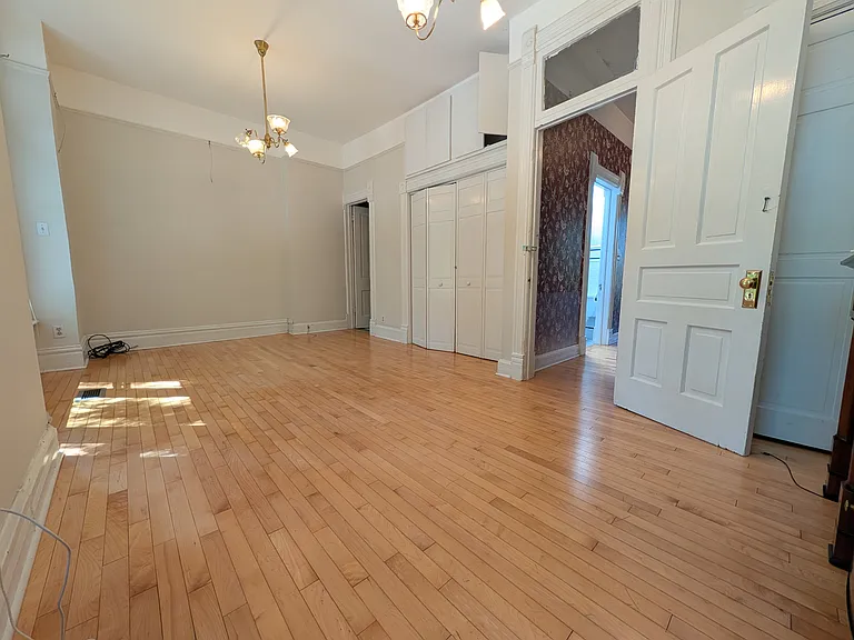 730 S Claremont Ave — Photo 9
