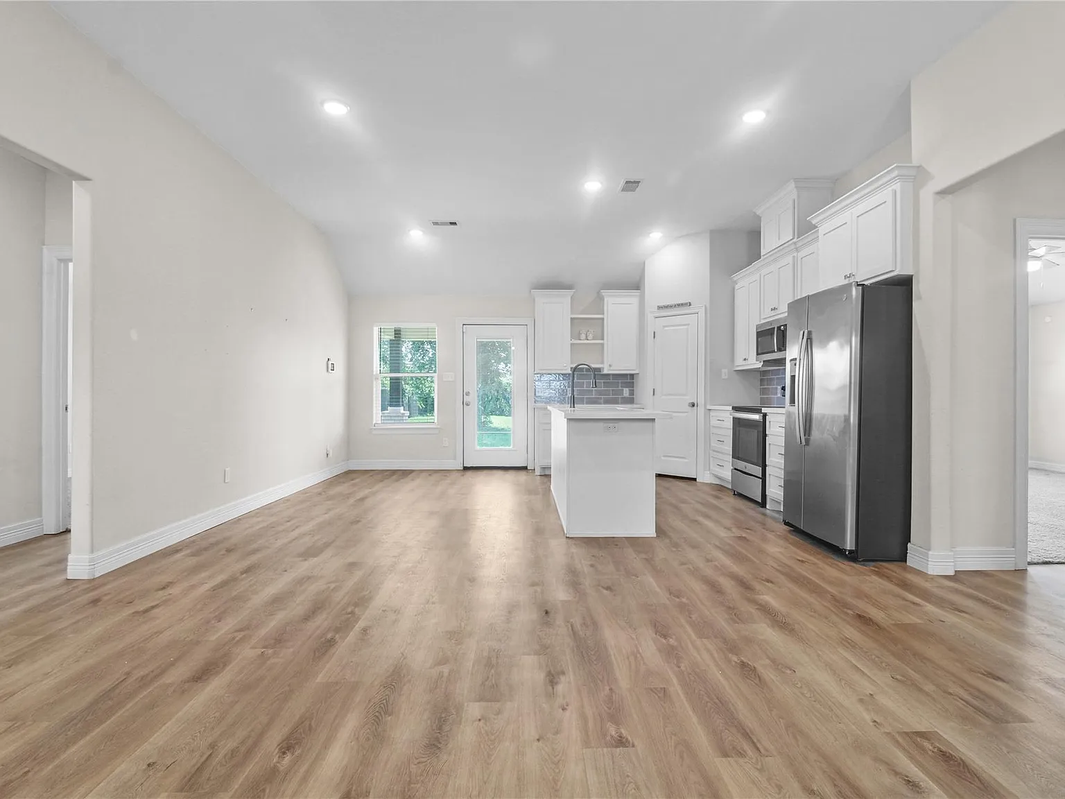3 bed, 2.0 bath, 1623 sqft, $1,995 — Photo 2