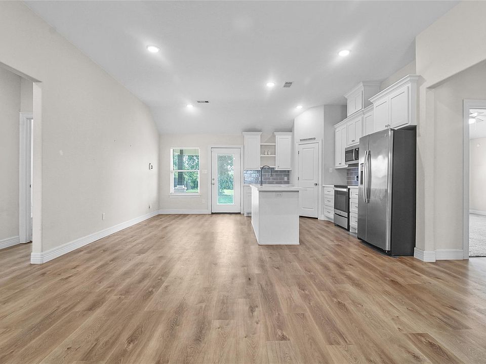 2nd image of 1208 Henderson Rd