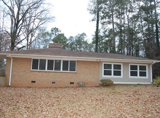 107 White Oak Ln, Greenwood, SC 29646