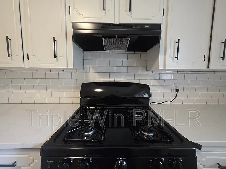 104 E Georgia St — Photo 17