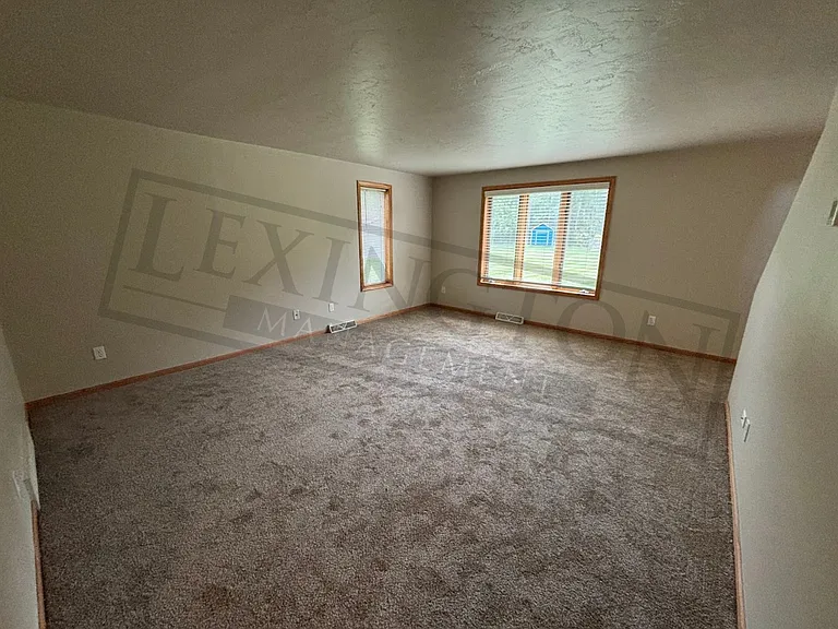 3222 Lakeview Dr — Photo 15