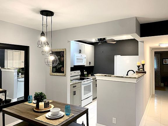 Open and bright kitchen 