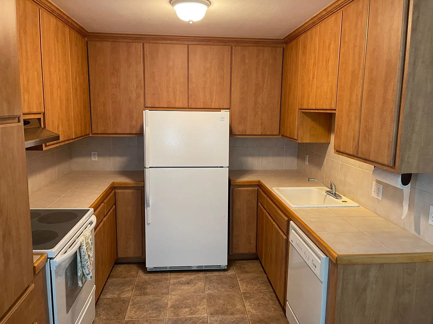 One level home with one car garage — Photo 4