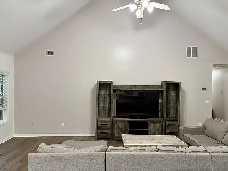 1050 Chapel Hill Dr — Photo 4
