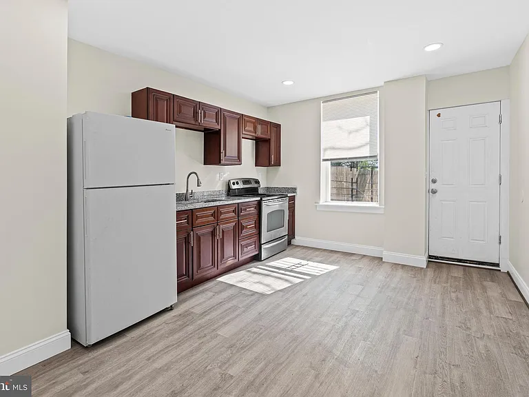 1669 N Milton Ave — Photo 5