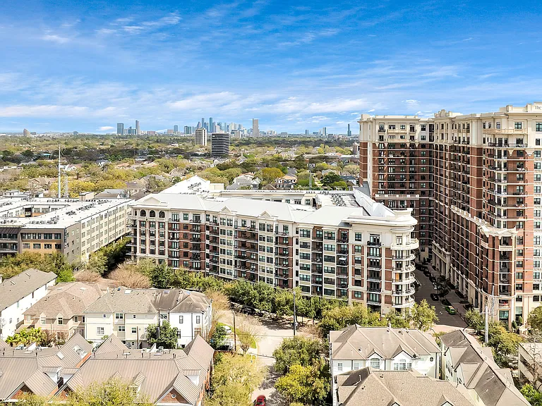 Refined living, exceptional location.
