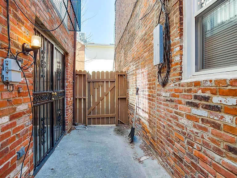 7 E Hamburg St — Photo 3
