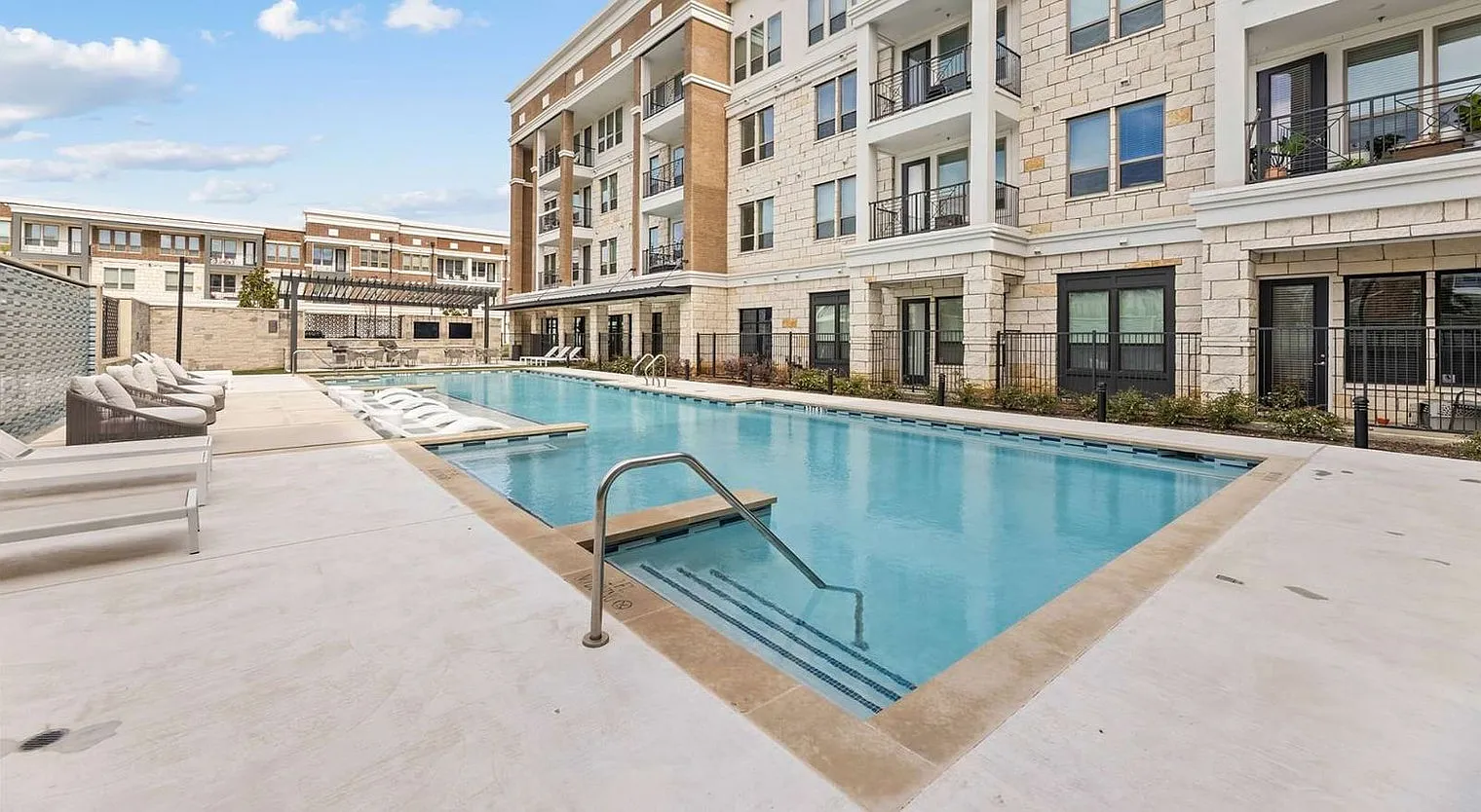 1 bed, 1.0 bath, 7642 sqft, $3,239 — Photo 2