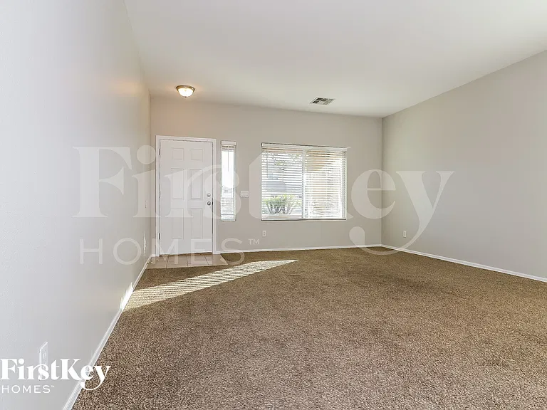 110 N 118th Ave — Photo 4