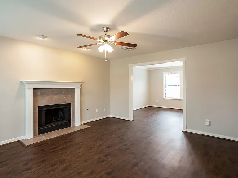 501 W Hunters Ln — Photo 4