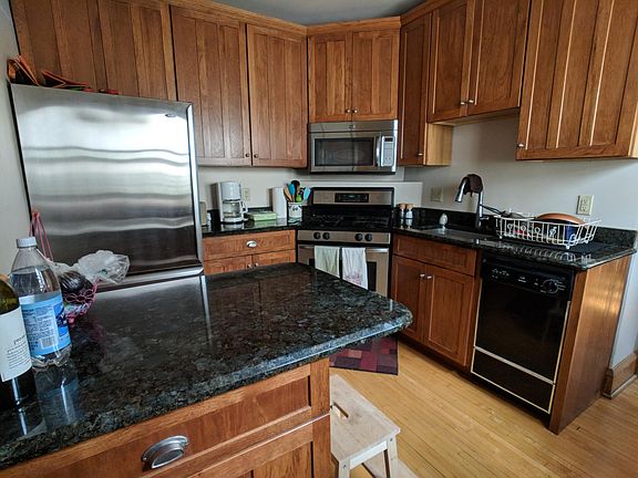 Kitchen: Fantastic appliances and excellent counter space.