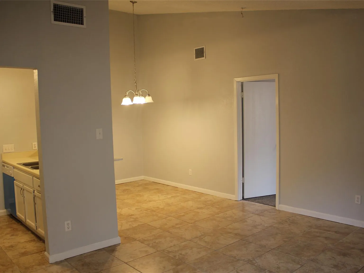 2 bed, 2.0 bath, 793 sqft, $1,325 — Photo 2