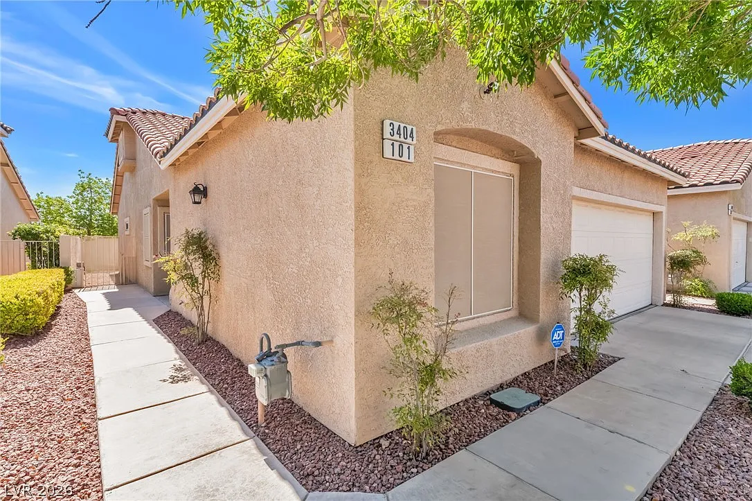 2 bed, 2.0 bath, 1387 sqft, $1,900 — Photo 2