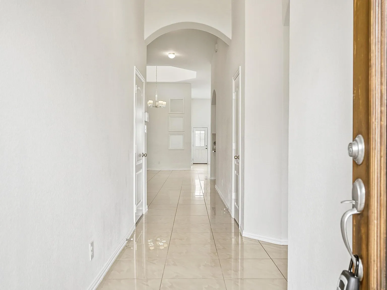 4 bed, 2.0 bath, 2324 sqft, $2,600 — Photo 2