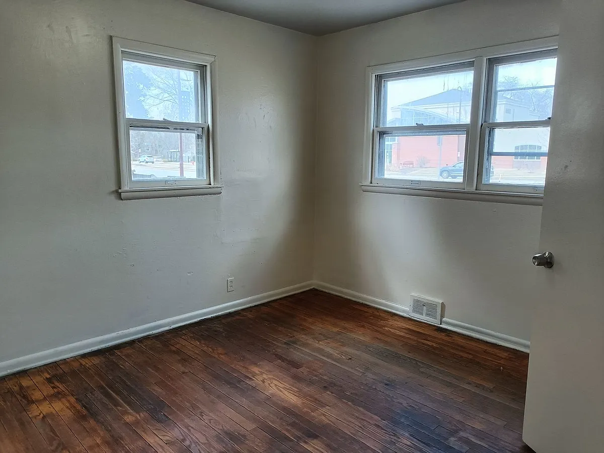 Building Photo - 2125 W Silver Spring Dr
