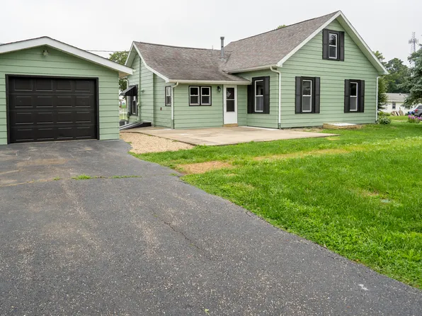 110 N Vine St, Armington, IL 61721