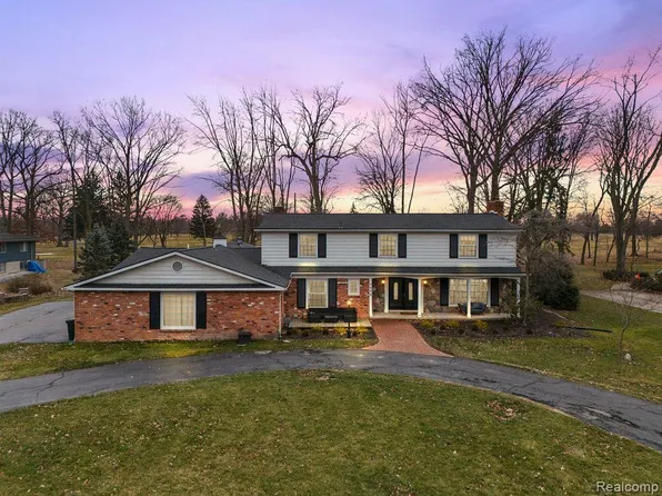 9293 Island Dr, Grosse Ile, MI 48138