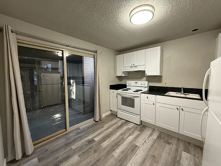 851 W 5th Ave #2 — Photo 7