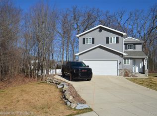 350 Fountain Park Dr, Waterford, MI 48327