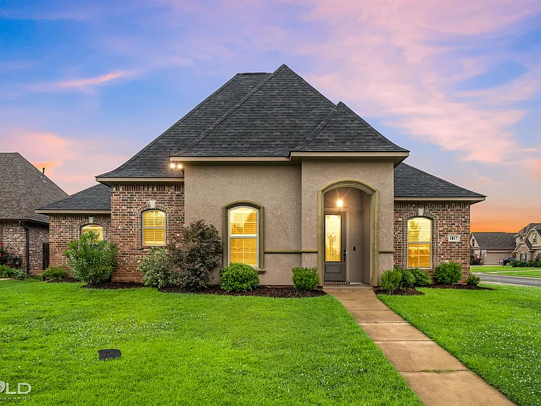 1017 Green Wood Cir — Photo 2