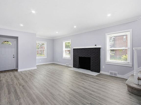 3rd image of 18603 Roselawn St