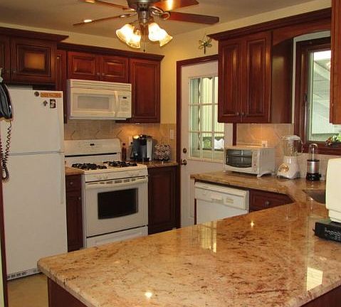 3rd image of 215 Albany Ave