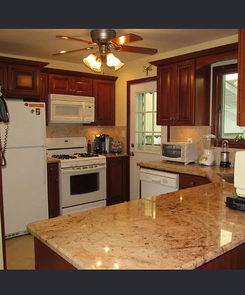 215 Albany Ave — Photo 3