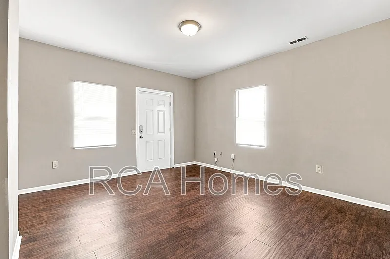 2 bed, 1.0 bath, $1,050 — Photo 2