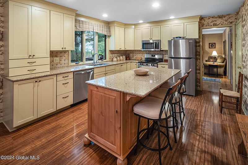4th image of 12 Nottingham Way N