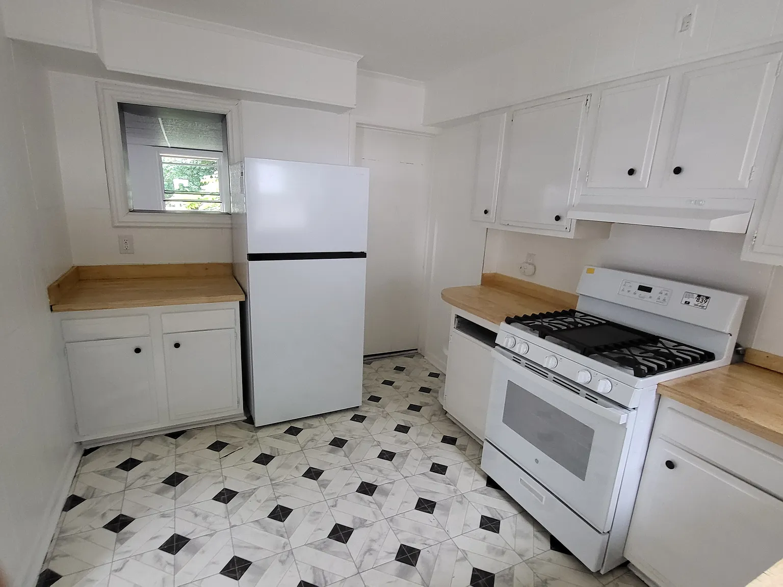 3 bed, 1500 sqft, $1,300 — Photo 3