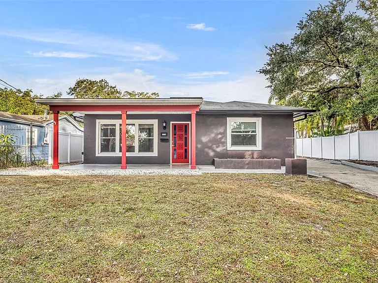 1811 Park Lake St — Photo 1