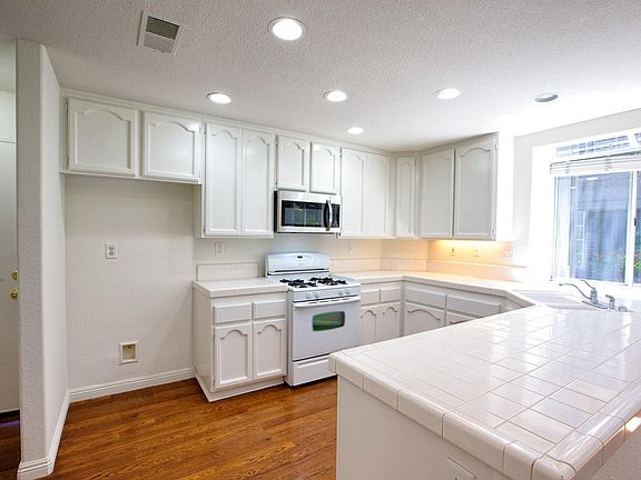 3rd image of 18 Tamarac Pl