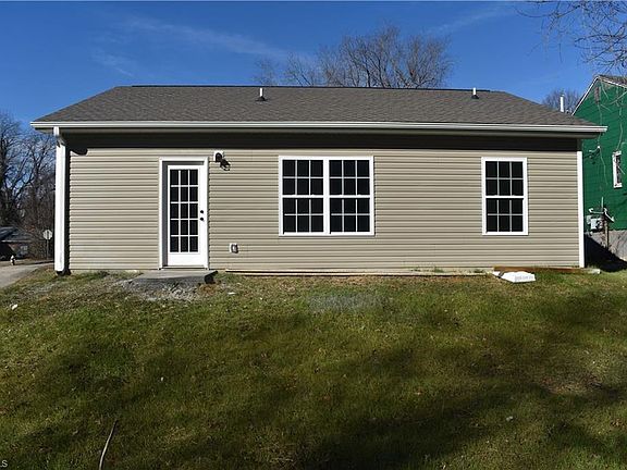 2nd image of 1015 Sharon St