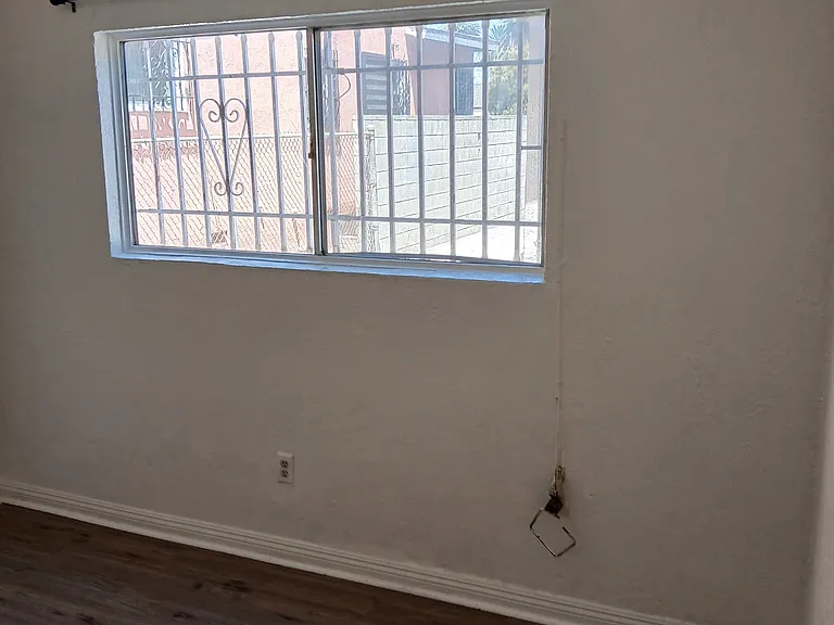 736 1/2 W Century Blvd — Photo 20