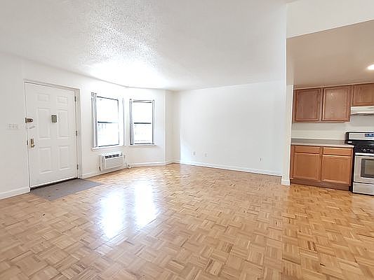 3rd image of 73 E 118th St Fl 1