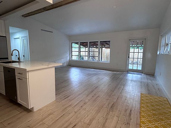 5th image of 460 Carolina Ave