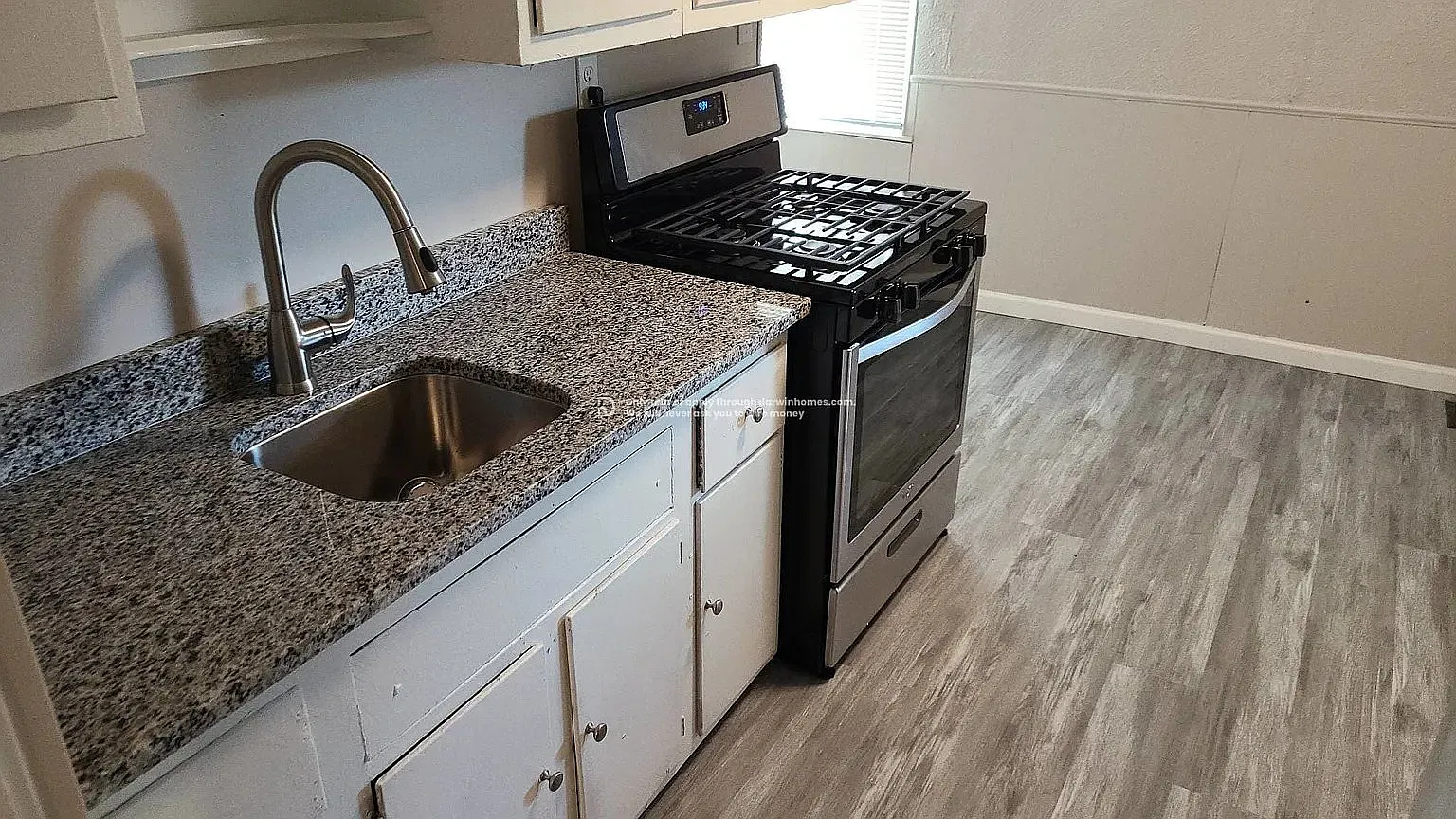3 bed, 1.0 bath, 1008 sqft, $1,047 — Photo 3