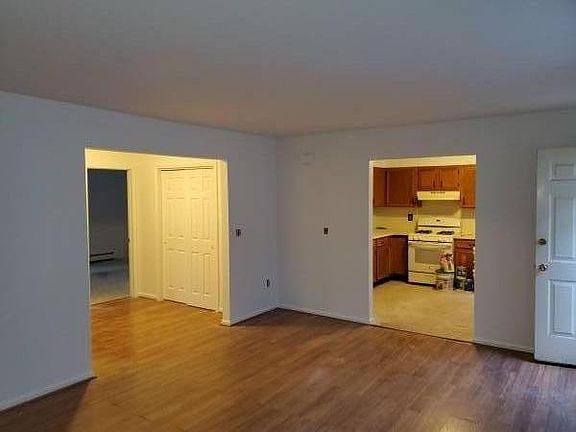 3rd image of 13 Bronxville Ln Floor 1