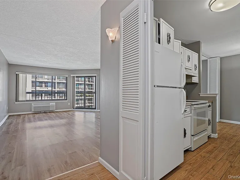 200 High Point Dr #6 PENTHOUSE — Photo 3