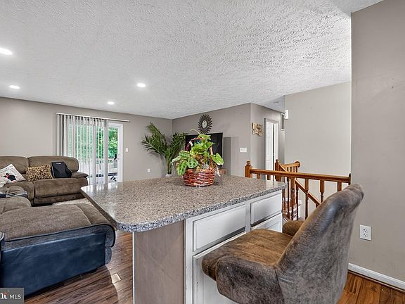 5th image of 7562 Greenknoll Ct